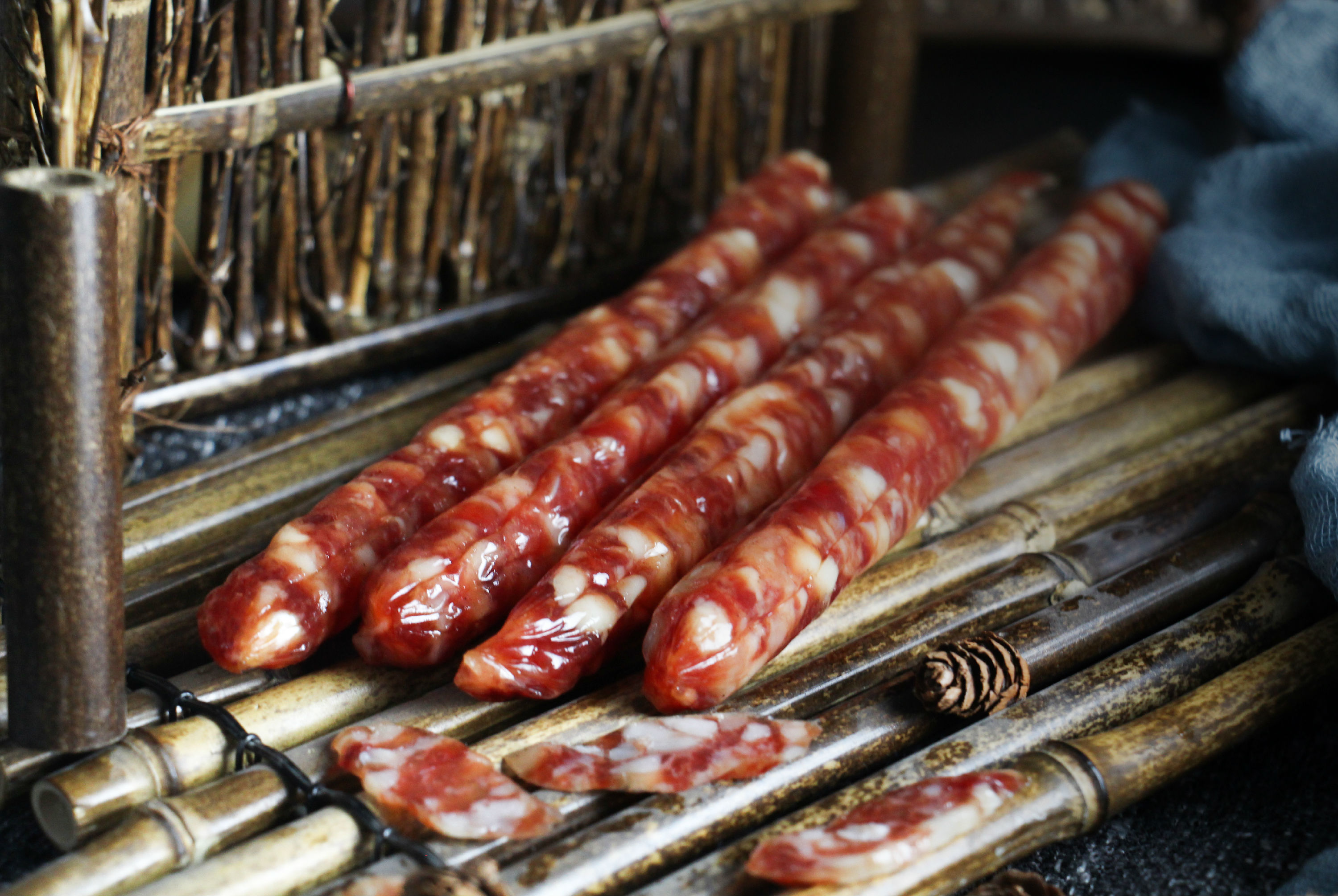 太湖(hú)黑新(xīn)品上市——黑豬臘腸